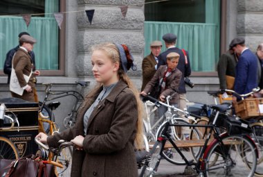 Eski moda tüvit kıyafetler giyen genç kız