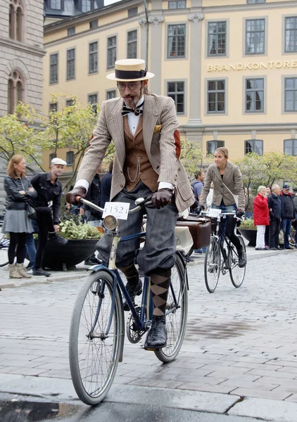 Homme cycliste élégant portant des vêtements en tweed à l'ancienne — Photo