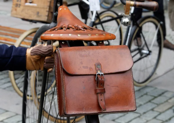 Närbild av läderväska och sadeln på antika cykel — Stockfoto