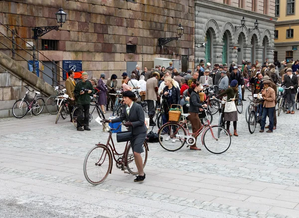 Groupe de personnes élégantes avec des vélos vêtus de twee à l'ancienne — Photo