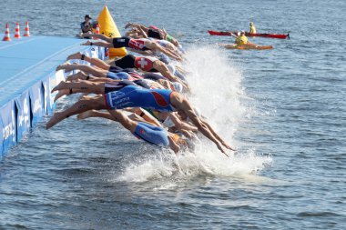 Başlangıç sinyal gidiyor zaman erkek Yüzme rakip