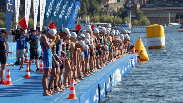 Competidores de natación masculina esperando la señal de salida —  Fotos de Stock