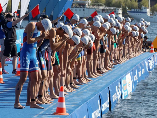 Nahaufnahme, männliche Schwimmer warten auf das Startsignal — Stockfoto