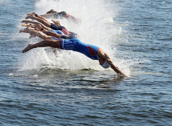 Männliche Schwimmer beim Startschuss — Stockfoto