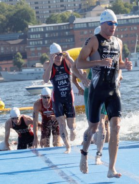 Erkek yüzücüler denizden tırmanma