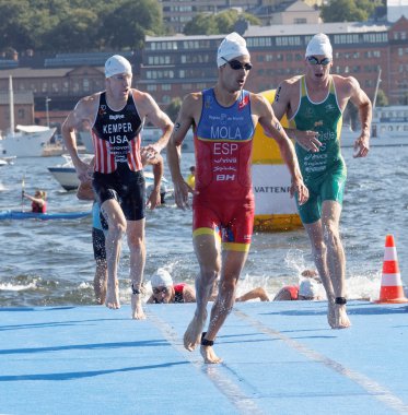 Mario Mola ve denizden tırmanma diğer yüzücüler