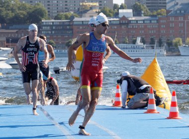 Mario Mola ve denizden tırmanma diğer yüzücüler
