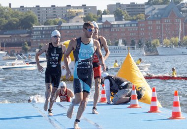 Erkek yüzücüler denizden tırmanma