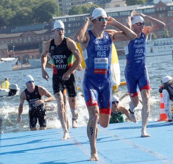 水から登って男子水泳選手 — ストック写真