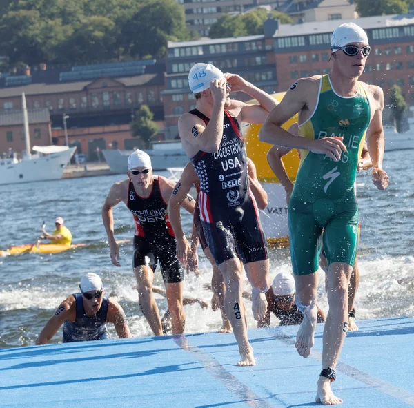 Schwimmer klettern aus dem Wasser — Stockfoto