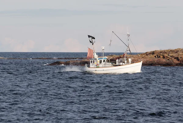 Pequeño pesquero frente a una isla — Foto de Stock