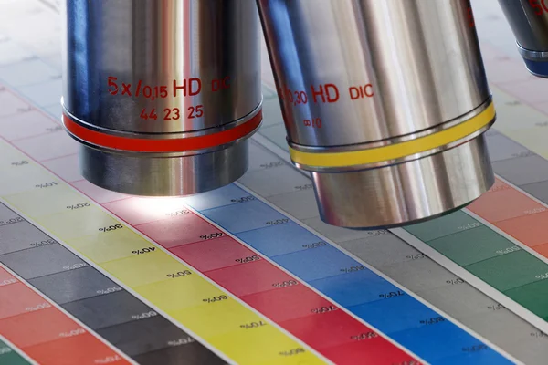 Microscópio inspecionando impressão de teste colorido — Fotografia de Stock