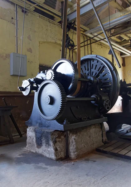 Torno antigo com cinto de transmissão em uma antiga fábrica — Fotografia de Stock