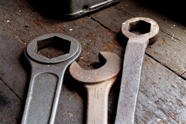 Üç eski wrech yıpranmış bir ahşap masa üzerinde döşeme