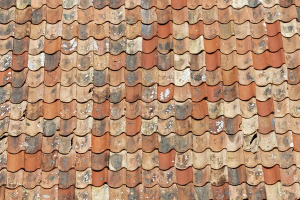 Roof made of old roofing tiles — Stock Photo, Image