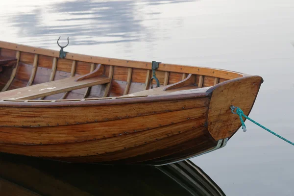 Frente de um barco a remos em águas calmas no porto — Fotografia de Stock