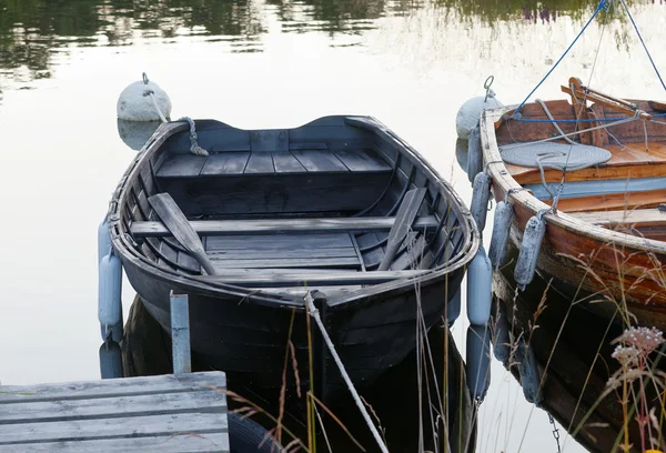 Dos botes de remos en aguas tranquilas en el puerto — Foto de Stock