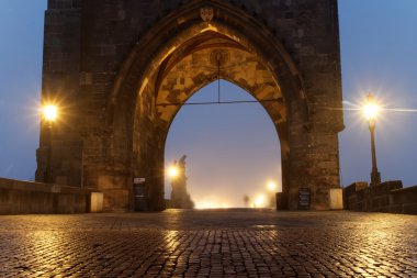 Charles kule Prag'da sisli bir sabah ve bir adam