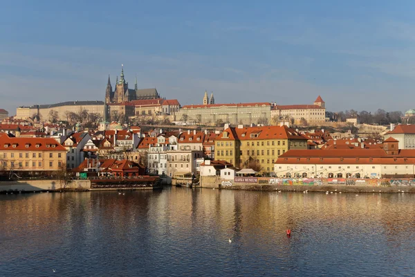 高貴な城とプラハを流れるヴルタヴァ川 — ストック写真