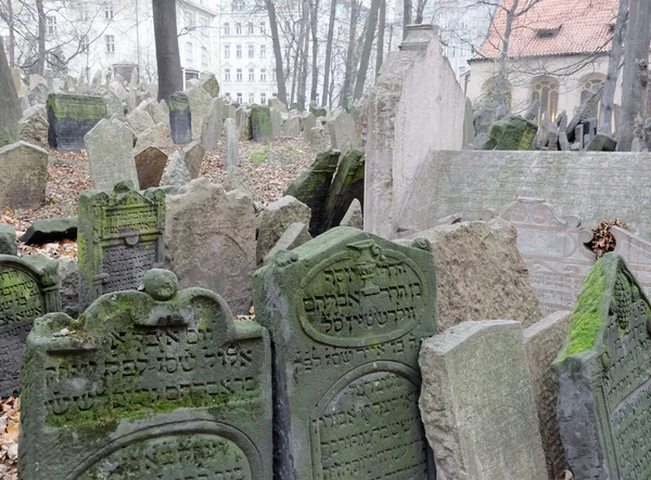 Παλιό εβραϊκό κοιμητήριο και μια εκκλησία, Πράγα — Φωτογραφία Αρχείου