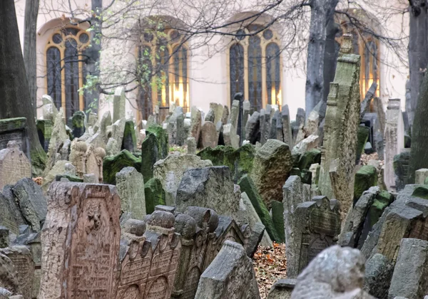 Eski Yahudi Mezarlığı ve bir kilise, Prag — Stok fotoğraf