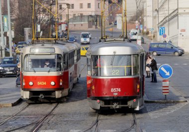 İki kırmızı ve beyaz vintage tramvay