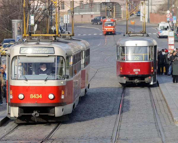 Három piros és fehér vintage villamos- és emberek — Stock Fotó