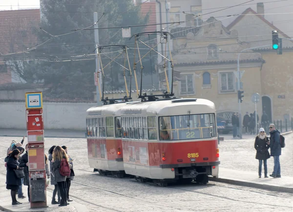Красный винтажный трамвай и люди ждут — стоковое фото