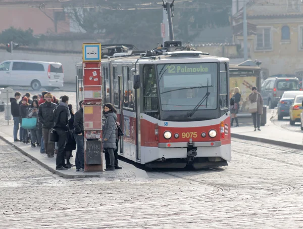 Röda och vita spårvagn i rusningstid — Stockfoto