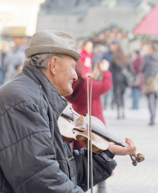 Yaşlı adam keman çalıyor
