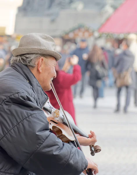 Старик играет на скрипке — стоковое фото