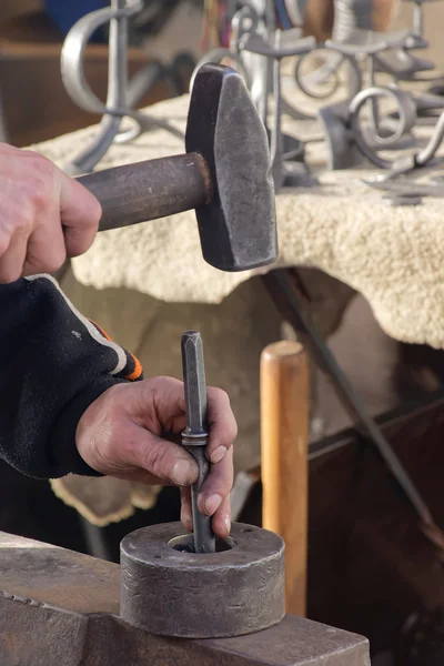 Manos de herrero trabajando con su martillo — Foto de Stock