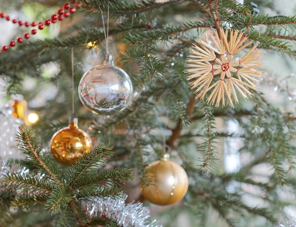 Weihnachtsschmuck im Weihnachtsbaum — Stockfoto