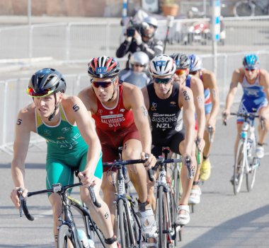 Stockholm, İsveç - 23 Ağustos 2015: Ryan Bailie (Aus) ve Andrea Salvisberg (Sui), 23 Ağustos 2015 tarihinde İsveç 'in Stockholm kentinde düzenlenen Erkekler Itu Dünya Triatlon Şampiyonası' nda bir grup erkek bisikletli triatlon yarışmacılarına liderlik ettiler.