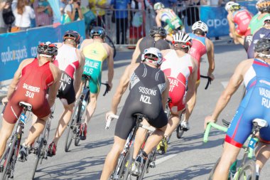 Stockholm, İsveç - 23 Ağustos 2015: Erkekler Itu Dünya Triatlon Serisi 'nde yarışan büyük bir grup erkek bisikletli triatlon yarışmacılarının arka görünümü