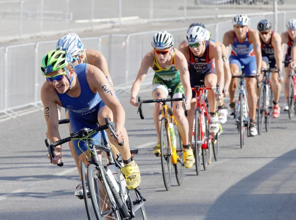Grupo de competidores de triatlón ciclista masculino luchando — Foto de Stock