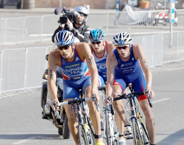 Kleine Gruppe männlicher Radsport-Triathlonteilnehmer kämpft — Stockfoto