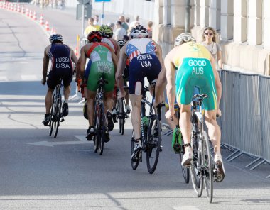 Stockholm - 23 Ağustos 2015: Dikiz aynası erkek bisiklet triatlon yarışmacıları Erkekler Itu Dünya Triatlon serisi etkinliği 23 Ağustos 2015 Stockholm, İsveç