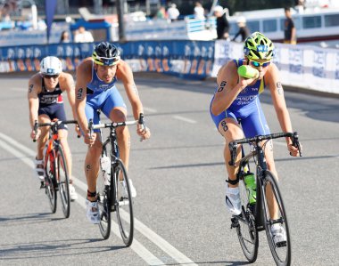 Swedish triathlete Gabriel Sandor cycling
