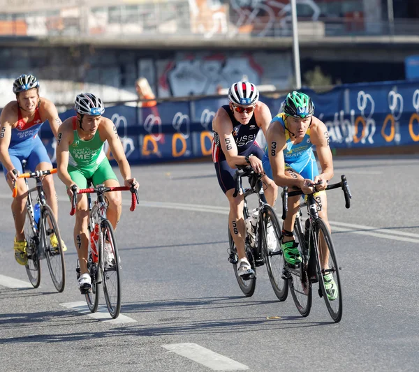 Grupo de competidores de triatlón ciclista masculino — Foto de Stock