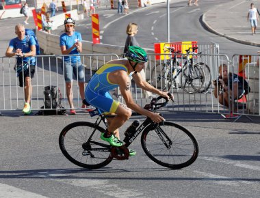 Triatlon atlet Danylo Supunov Bisiklet yan görünüm