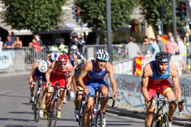 Stockholm, İsveç - 23 Ağustos 2015: Anthony Pujades ve bir grup bisiklet triatlon yarışmacısı Erkekler Itu Dünya Triatlon Serisi 'nde 23 Ağustos 2015' te Stockholm, İsveç 'te