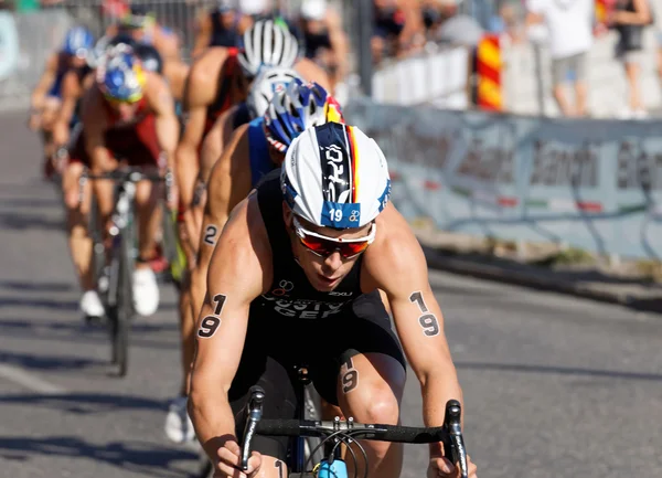 Primo piano di un gruppo di concorrenti di triathlon ciclistico — Foto Stock