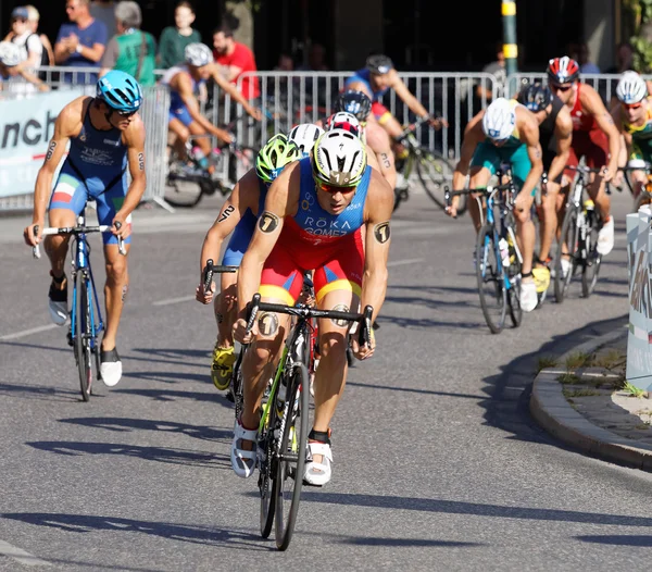 Grupo de competidores de triatlón ciclista luchando — Foto de Stock