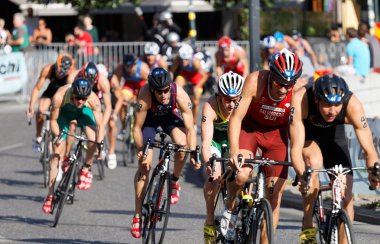 Mücadele triatlon rakip Bisiklet büyük grup