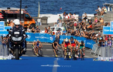 Stockholm, İsveç - 23 Ağustos 2015: İspanyol triathletes Gomez, Hernandez ve yokuş yukarı erkekler İTÜ dünya triatlon serisi olay 23 Ağustos 2015 yılında Stokholm Bisiklete binme rakiplerinin büyük bir grup