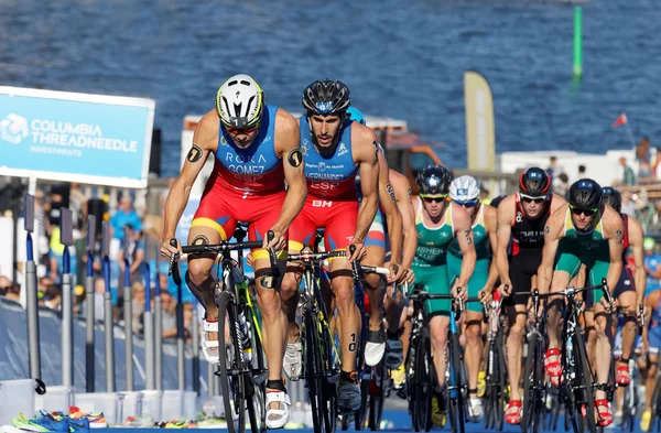 Spanish triathlon competitors cycling uphill — Stock Photo, Image