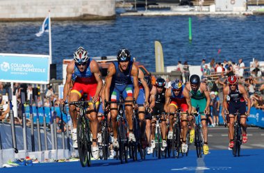 Stockholm, İsveç - 23 Ağustos 2015: Fernando Alarza ve Facchinetti'nin de aralarında bulunduğu stuggeling triatlon yarışmacıları Erkekler Itu Dünya Triatlon serisi etkinliğinde yokuş yukarı bisiklete biniyor 23 Ağustos 2015'te Stockholm, İsveç