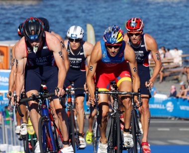 Stuggeling triatlon rakip yokuş yukarı Bisiklete binme