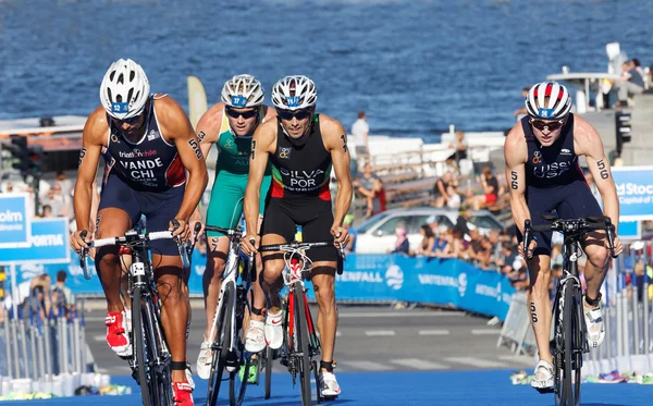 サイクリングのトライアスロン Joao Silva Wynngard サンダーに囲まれて他のライバル男子 Itu 世界トライアスロン シリーズのイベントに 2015 ストックホルム — ストック写真